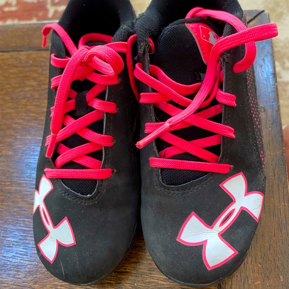 Girls size 12y Under armour cleats